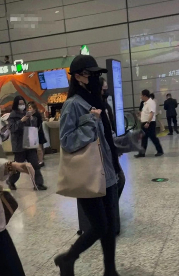 刘亦菲下车被拍到看到无美颜滤镜后的腿围网友：这身材好真实